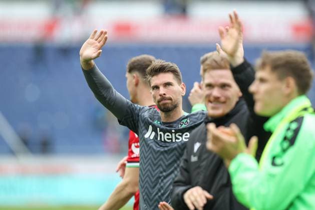 19 10 2024, xtgx, Fußball 2 Bundesliga, Hannover 96 FC Schalke 04 emspor, v l Ron Robert Zieler Hannover, 16 Jubel ueber den Sieg, Jubel nach Spielende DFL DFB REGULATIONS PROHIBIT ANY USE OF PHOTOGRAPHS as IMAGE SEQUENCES and or QUASI VIDEO Hannover