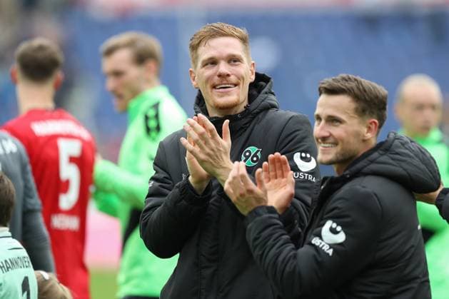 19 10 2024, xtgx, Fußball 2 Bundesliga, Hannover 96 FC Schalke 04 emspor, v l Marcel Halstenberg Hannover, 23 Jubel ueber den Sieg, Jubel nach Spielende DFL DFB REGULATIONS PROHIBIT ANY USE OF PHOTOGRAPHS as IMAGE SEQUENCES and or QUASI VIDEO Hannover
