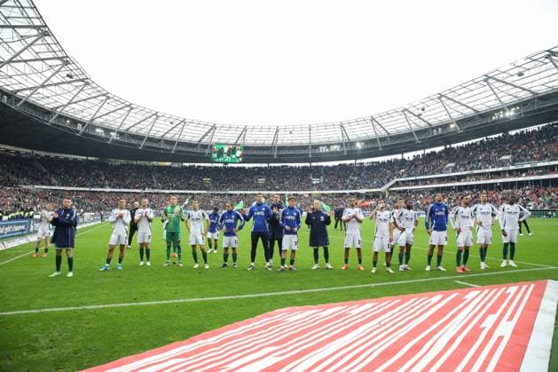 19 10 2024, xtgx, Fußball 2 Bundesliga, Hannover 96 FC Schalke 04 emspor, v l Schalke enttaeuscht, enttäuscht, schaut enttaeuscht, niedergeschlagen, disappointed DFL DFB REGULATIONS PROHIBIT ANY USE OF PHOTOGRAPHS as IMAGE SEQUENCES and or QUASI VIDEO Hannover