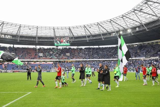 19 10 2024, xtgx, Fußball 2 Bundesliga, Hannover 96 FC Schalke 04 emspor, v l Hannover Jubel über den Sieg, Jubel nach Spielende DFL DFB REGULATIONS PROHIBIT ANY USE OF PHOTOGRAPHS as IMAGE SEQUENCES and or QUASI VIDEO Hannover