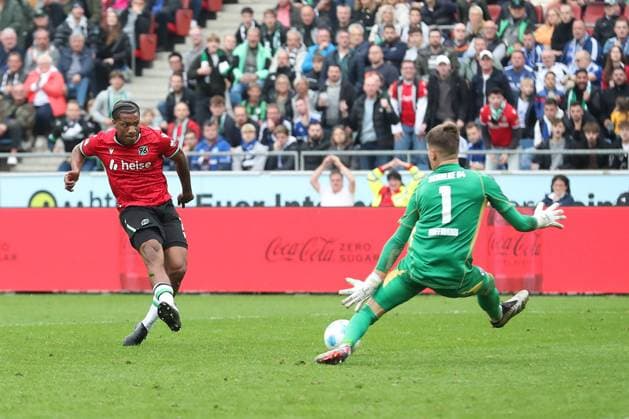 19 10 2024, xtgx, Fußball 2 Bundesliga, Hannover 96 FC Schalke 04 emspor, v l Jessic Ngankam Hannover, 7 schiesst Tor, schießt, Torschuetze, erzielt Tor, Treffer, scores the goal Abseits DFL DFB REGULATIONS PROHIBIT ANY USE OF PHOTOGRAPHS as IMAGE SEQUENCES and or QUASI VIDEO Hannover