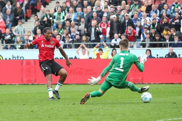 19 10 2024, xtgx, Fußball 2 Bundesliga, Hannover 96 FC Schalke 04 emspor, v l Jessic Ngankam Hannover, 7 schiesst Tor, schießt, Torschuetze, erzielt Tor, Treffer, scores the goal Abseits DFL DFB REGULATIONS PROHIBIT ANY USE OF PHOTOGRAPHS as IMAGE SEQUENCES and or QUASI VIDEO Hannover