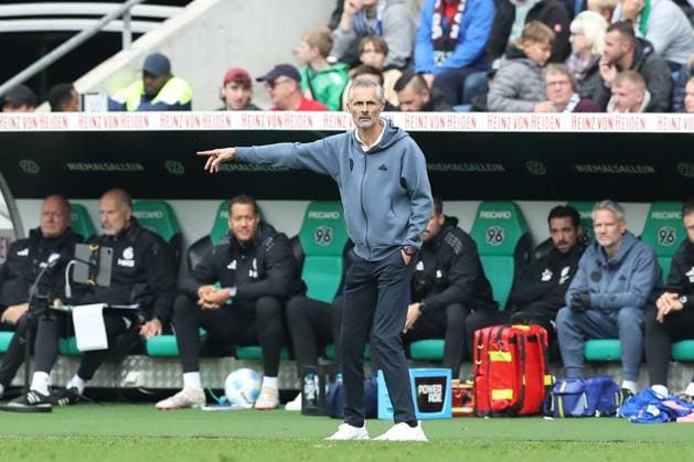 19 10 2024, xtgx, Fußball 2 Bundesliga, Hannover 96 FC Schalke 04 emspor, v l Kees van Wonderen Schalke, Trainer gibt Anweisungen, gestikuliert mit den Armen, gesticulate, gives instructions DFL DFB REGULATIONS PROHIBIT ANY USE OF PHOTOGRAPHS as IMAGE SEQUENCES and or QUASI VIDEO Hannover