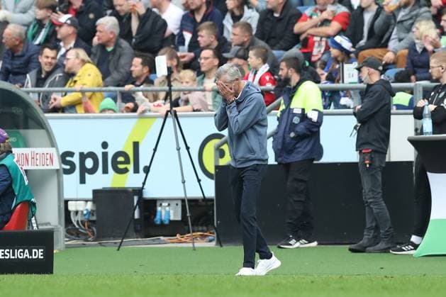 19 10 2024, xtgx, Soccer 2 Bundesliga, Hannover 96 FC Schalke 04 emspor, v l Kees van Wonderen Schalke, coach disappointed, disappointed, looks disappointed, disappointed DFL DFB REGULATIONS PROHIBIT ANY USE OF PHOTOGRAPHS as IMAGE SEQUENCES and or QUASI VIDEO Hannover