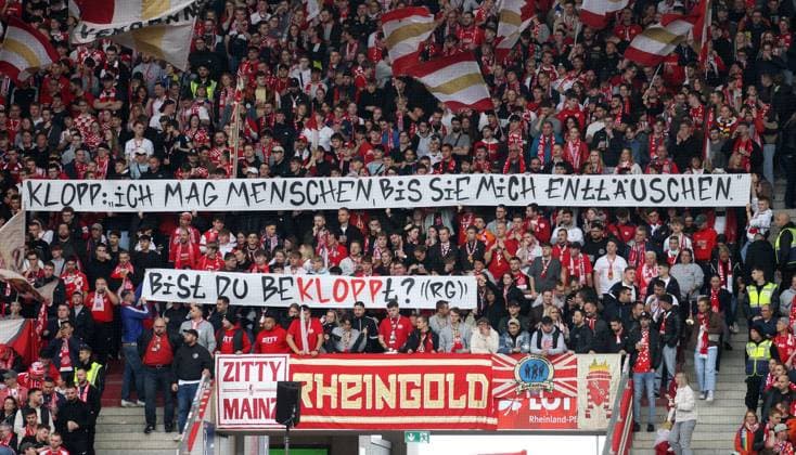 Bilder des Jahres 2024, Sport 10 Oktober Sport Themen der Woche KW42 Sport Bilder des Tages Banner der Mainz ß5 Fans gegen Jürgen Klopp 19.10.2024, Fußball, 1. Bundesliga, 1. FSV Mainz 05 - RB Leipzig, 7. Spieltag, Saison 2024 25, MEWA Arena, Mainz, Deutschland, zmdz, ** DFB & DFL regulations prohibit any use of photographs as image sequences and or quasi-video. ** 1. FSV Mainz 05 - RB Leipzig *** Banner of Mainz ß5 fans against Jürgen Klopp 19 10 2024, Football, 1 Bundesliga, 1 FSV Mainz 05 RB Leipzig, 7 Matchday, Season 2024 25, MEWA Arena, Mainz, Germany, zmdz, DFB DFL regulations prohibit any use of photographs as image sequences and or quasi video 1 FSV Mainz 05 RB Leipzig