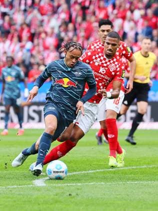 Mainz RB Leipzig Bundesliga Mainz, 19 10 2024, Mewa Arena, Soccer Bundesliga, Matchday 7 , 1 FSV Mainz 05 vs RB Leipzig , Goal for Leipzig to 0 1 In the picture from l Goalscorer Xavi Simons 10, RB Leipzig prevails against Moritz Jenz 3, Mainz and scores the goal , Picture Point