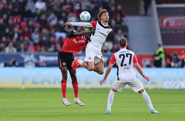 19 10 2024, Soccer Bundesliga, Bayer 04 Leverkusen Eintracht Frankfurt, emonline, emspor, v l , Edmond Tapsoba Bayer 04 Leverkusen , Hugo Ekitike Eintracht Frankfurt DFL DFB REGULATIONS PROHIBIT ANY USE OF PHOTOGRAPHS AS IMAGE SEQUENCES AND OR QUASI VIDEO xdcx Copyright: HMBxMedia