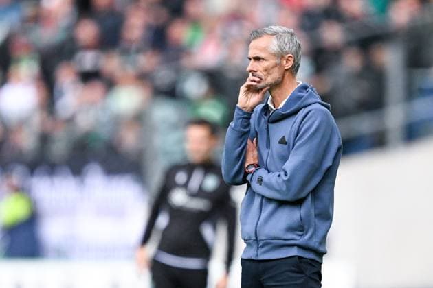 2 Bundesliga Hannover 06 FC Schalke 04 on 19 10 2024 at the HDI Arena in Hannover Coach Kees van Wonderen Schalke dissatisfied, disappointed, disappointed, dejected MT