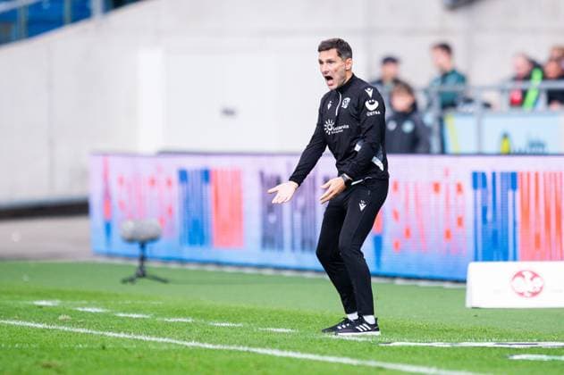 19 10 2024 Football, 2024 2025, 2 Bundesliga, 9 Matchday, Hannover 96 FC Schalke 04 Stefan Leitl Coach Hannover DFL REGULATIONS PROHIBIT ANY USE OF PHOTOGRAPHS AS IMAGE SEQUENCES AND OR QUASI VIDEO