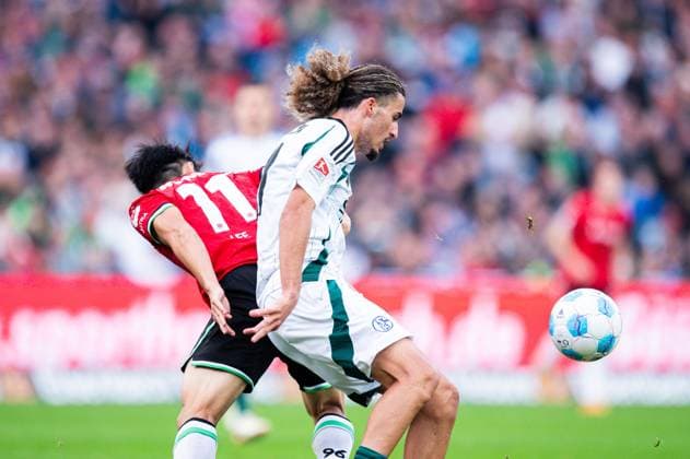 19 10 2024 Soccer, 2024 2025, 2 Bundesliga, 9 Matchday, Hannover 96 FC Schalke 04 L R Hyun ju Lee Hannover , Taylan Bulut Schalke DFL REGULATIONS PROHIBIT ANY USE OF PHOTOGRAPHS AS IMAGE SEQUENCES AND OR QUASI VIDEO