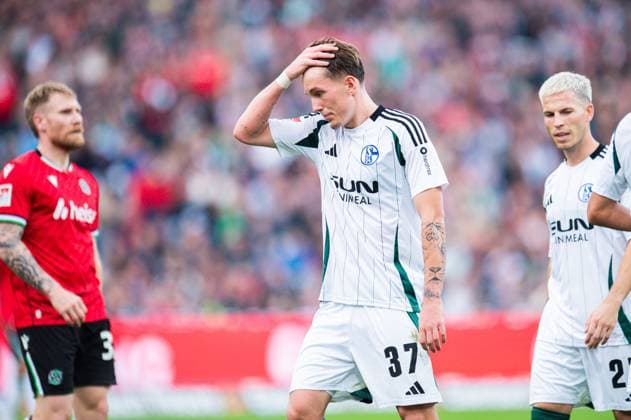 19 10 2024 Soccer, 2024 2025, 2 Bundesliga, 9 Matchday, Hannover 96 FC Schalke 04 Max Grüger Schalke DFL REGULATIONS PROHIBIT ANY USE OF PHOTOGRAPHS AS IMAGE SEQUENCES AND OR QUASI VIDEO