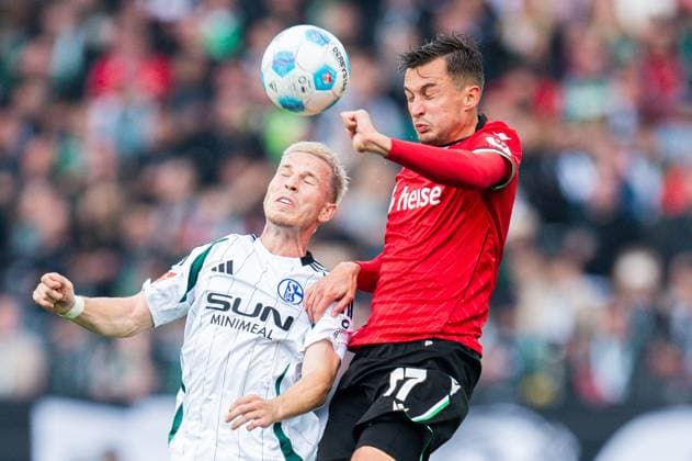 19 10 2024 Football, 2024 2025, 2 Bundesliga, 9 Matchday, Hannover 96 FC Schalke 04 L R Lino Tempelmann Schalke , Bartlomiej Wdowik Hannover DFL REGULATIONS PROHIBIT ANY USE OF PHOTOGRAPHS AS IMAGE SEQUENCES AND OR QUASI VIDEO