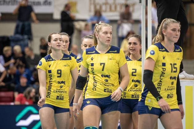 Margaret Ann Wolowicz SSC Palmberg Schwerin, 07 , Center and team dejected mood after losing first set GER, Allianz MTV Stuttgart vs SSC Palmberg Schwerin Volleyball Bundesliga, VBL, Season 2024 2025, 19 10 2024 GER, Allianz MTV Stuttgart vs SSC Palmberg Schwerin Volleyball Bundesliga, VBL, Season 2024 2025, 19 10 2024 Stuttgart Copyright: xSandyxDinkelackerx EP_SDR