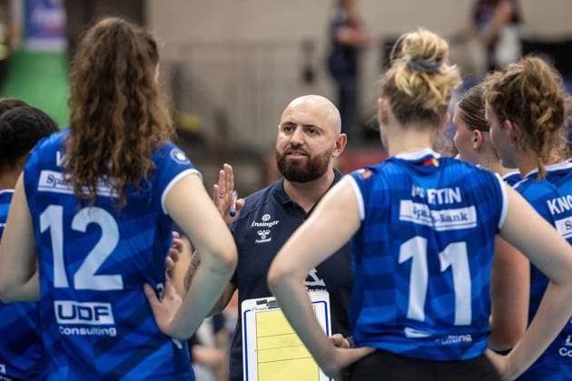 Konstantin Bitter Coach Allianz MTV Stuttgart Time-out, speech to the team GER, Allianz MTV Stuttgart vs SSC Palmberg Schwerin Volleyball Bundesliga, VBL, 2024 2025 season, 19 10 2024 GER, Allianz MTV Stuttgart vs SSC Palmberg Schwerin Volleyball Bundesliga, VBL, 2024 2025 season, 19 10 2024 Stuttgart Copyright: xSandyxDinkelackerx EP_SDR