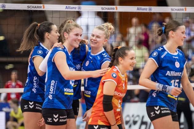 Maria Segura Palleres Allianz MTV Stuttgart, 33 Jolien Knollema Allianz MTV Stuttgart, 10 , Pauline Martin Allianz MTV Stuttgart, 11 Roosa Koskelo Allianz MTV Stuttgart, 01 , Charlotte Krenicky Allianz MTV Stuttgart, 15 Jubel, Freude beim MTV Stuttgart GER, Allianz MTV Stuttgart vs SSC Palmberg Schwerin Volleyball Bundesliga, VBL, Spielzeit 2024 2025, 19 10 2024 GER, Allianz MTV Stuttgart vs SSC Palmberg Schwerin Volleyball Bundesliga, VBL, Spielzeit 2024 2025, 19 10 2024 Stuttgart Copyright: xSandyxDinkelackerx EP_SDR