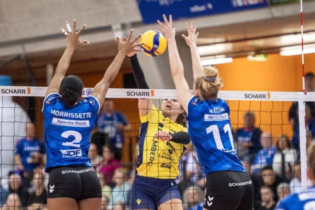 Fleur Savelkoel SSC Palmberg Schwerin, 02 against Stuttgart block from Breland Morrissette Allianz MTV Stuttgart, 02 and Pauline Martin Allianz MTV Stuttgart, 11 , re GER, Allianz MTV Stuttgart vs SSC Palmberg Schwerin Volleyball Bundesliga, VBL, 2024 2025 season, 19 10 2024 GER, Allianz MTV Stuttgart vs SSC Palmberg Schwerin Volleyball Bundesliga, VBL, 2024 2025 season, 19 10 2024 Stuttgart Copyright: xSandyxDinkelackerx EP_SDR