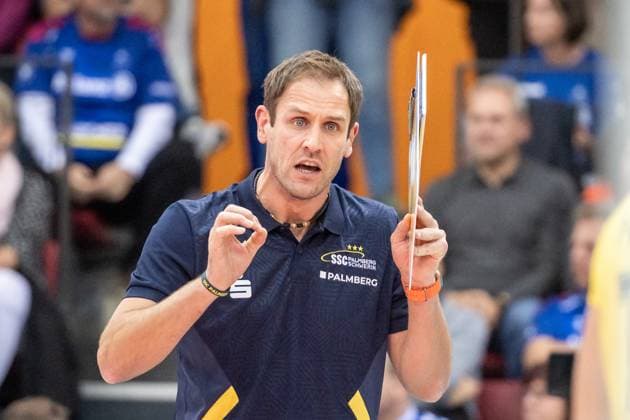 Felix Koslowski Coach SSC Palmberg Schwerin critical view from the sidelines GER, Allianz MTV Stuttgart vs SSC Palmberg Schwerin Volleyball Bundesliga, VBL, 2024 2025 season, 19 10 2024 GER, Allianz MTV Stuttgart vs SSC Palmberg Schwerin Volleyball Bundesliga, VBL, 2024 2025 season, 19 10 2024 Stuttgart Copyright: xSandyxDinkelackerx EP_SDR
