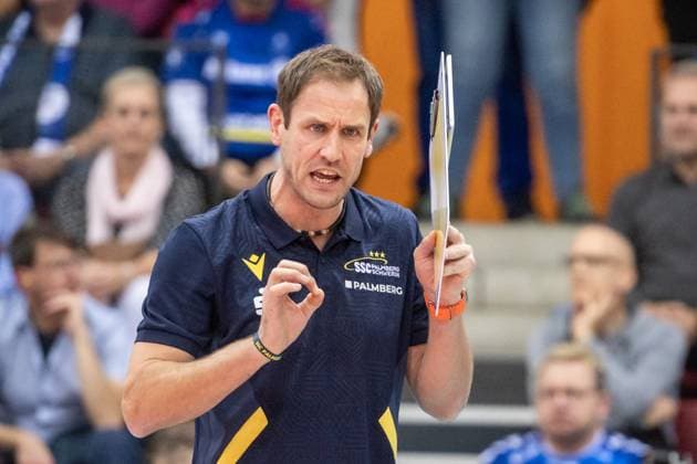 Felix Koslowski Coach SSC Palmberg Schwerin critical look, speaks to the team from the sidelines GER, Allianz MTV Stuttgart vs SSC Palmberg Schwerin Volleyball Bundesliga, VBL, 2024 2025 season, 19 10 2024 GER, Allianz MTV Stuttgart vs SSC Palmberg Schwerin Volleyball Bundesliga, VBL, 2024 2025 season, 19 10 2024 Stuttgart Copyright: xSandyxDinkelackerx EP_SDR