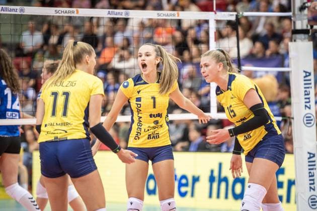Karla Antunovic SSC Palmberg Schwerin, 01 motivational shout to Annegret Hoelzig SSC Palmberg Schwerin, 11 , left and Elles Dambrink SSC Palmberg Schwerin, 15 , right GER, Allianz MTV Stuttgart vs SSC Palmberg Schwerin Volleyball Bundesliga, VBL, 2024 2025 season, 19 10 2024 GER, Allianz MTV Stuttgart vs SSC Palmberg Schwerin Volleyball Bundesliga, VBL, 2024 2025 season, 19 10 2024 Stuttgart Copyright: xSandyxDinkelackerx EP_SDR