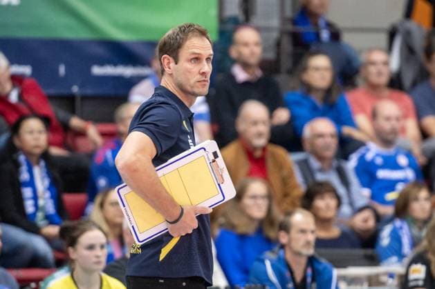 Felix Koslowski Coach SSC Palmberg Schwerin concentrated view of the pitch GER, Allianz MTV Stuttgart vs SSC Palmberg Schwerin Volleyball Bundesliga, VBL, 2024 2025 season, 19 10 2024 GER, Allianz MTV Stuttgart vs SSC Palmberg Schwerin Volleyball Bundesliga, VBL, 2024 2025 season, 19 10 2024 Stuttgart Copyright: xSandyxDinkelackerx EP_SDR