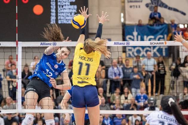 Lucia Varela Gomez Allianz MTV Stuttgart, 12 vs Annegret Hoelzig SSC Palmberg Schwerin, 11 GER, Allianz MTV Stuttgart vs SSC Palmberg Schwerin Volleyball Bundesliga, VBL, 2024 2025 season, 19 10 2024 GER, Allianz MTV Stuttgart vs SSC Palmberg Schwerin Volleyball Bundesliga, VBL, 2024 2025 season, 19 10 2024 Stuttgart Copyright: xSandyxDinkelackerx EP_SDR