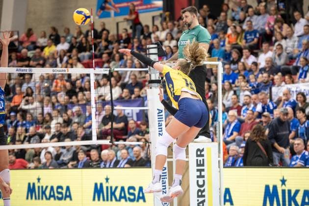 Elles Dambrink SSC Palmberg Schwerin, 15 plays ball over the net GER, Allianz MTV Stuttgart vs SSC Palmberg Schwerin Volleyball Bundesliga, VBL, 2024 2025 season, 19 10 2024 GER, Allianz MTV Stuttgart vs SSC Palmberg Schwerin Volleyball Bundesliga, VBL, 2024 2025 season, 19 10 2024 Stuttgart Copyright: xSandyxDinkelackerx EP_SDR