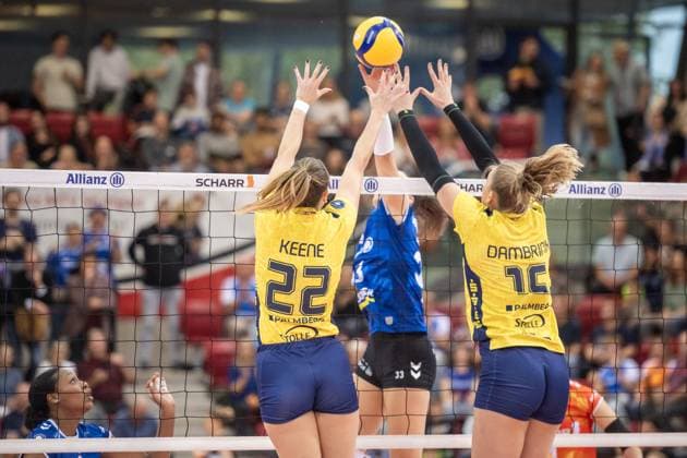 Jaelyn Rose Keene SSC Palmberg Schwerin, 22 and Elles Dambrink SSC Palmberg Schwerin, 15 against Krystal Rivers Allianz MTV Stuttgart, 13 GER, Allianz MTV Stuttgart vs SSC Palmberg Schwerin Volleyball Bundesliga, VBL, 2024 2025 season, 19 10 2024 GER, Allianz MTV Stuttgart vs SSC Palmberg Schwerin Volleyball Bundesliga, VBL, 2024 2025 season, 19 10 2024 Stuttgart Copyright: xSandyxDinkelackerx EP_SDR