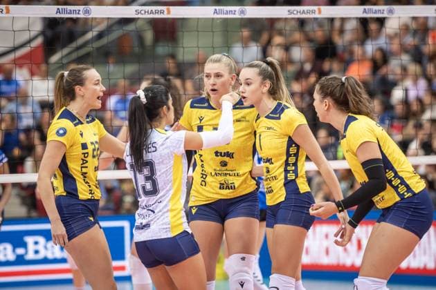 Jaelyn Rose Keene SSC Palmberg Schwerin, 22 , Patricia Llabres Herrera SSC Palmberg Schwerin, 13 , Elles Dambrink SSC Palmberg Schwerin, 15 , Karla Antunovic SSC Palmberg Schwerin, 01 , Fleur Savelkoel SSC Palmberg Schwerin, 02 vl , Team agreement GER, Allianz MTV Stuttgart vs SSC Palmberg Schwerin Volleyball Bundesliga, VBL, 2024 2025 season, 19 10 2024 GER, Allianz MTV Stuttgart vs SSC Palmberg Schwerin Volleyball Bundesliga, VBL, 2024 2025 season, 19 10 2024 Stuttgart Copyright: xSandyxDinkelackerx EP_SDR