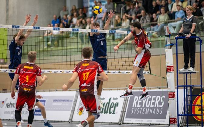 Volleyball, Season 2024 2025, 2 Bundesliga Nord, 19 10 2024, 4 Matchday, Men, TuB Bocholt blue vs Kieler TV red v l Tom Doerpinghaus TuB Bocholt , Mattis Lehmann Kieler TV , Peter Klaua Kieler TV , Ben Stoverink TuB Bocholt , Olavo Soares Veiga Quadros Kieler TV , Bocholt Sporthalle West Nordrhein Westfalen Germany 241019_vb_tub-bocholt_kieler-tv_33892