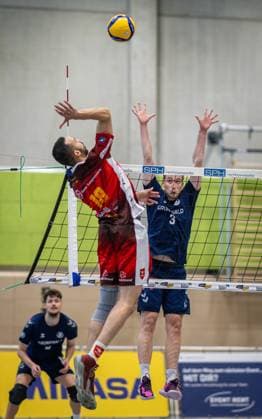 Volleyball, Season 2024 2025, 2 Bundesliga Nord, 19 10 2024, Matchday 4, Men, TuB Bocholt blue vs Kieler TV red v l Tobias Brendgen TuB Bocholt , Junio Cesar Tavares Maciel Kieler TV , Noah van Dam Libero TuB Bocholt , Bocholt Sporthalle West Nordrhein Westfalen Germany 241019_vb_tub-bocholt_kieler-tv_33894