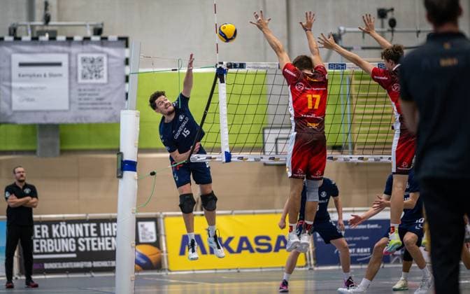 Volleyball, Season 2024 2025, 2 Bundesliga Nord, 19 10 2024, Matchday 4, Men, TuB Bocholt blue vs Kieler TV red f l Markus Friedrich Coach TuB Bocholt , Tobias Brendgen TuB Bocholt , Peter Klaua Kieler TV , Josse Lange Kieler TV, hidden , Bocholt Sporthalle West Nordrhein Westfalen Germany 241019_vb_tub-bocholt_kieler-tv_33897