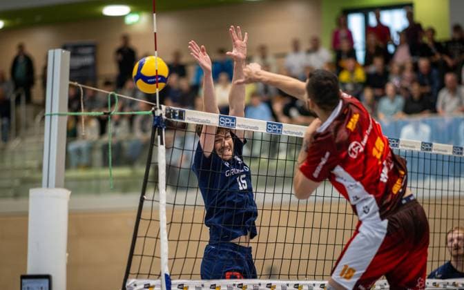 Volleyball, Season 2024 2025, 2 Bundesliga Nord, 19 10 2024, Matchday 4, Men, TuB Bocholt blue vs Kieler TV red v l Tobias Brendgen TuB Bocholt , Junio Cesar Tavares Maciel Kieler TV , Bocholt Sporthalle West Nordrhein Westfalen Germany 241019_vb_tub-bocholt_kieler-tv_33899