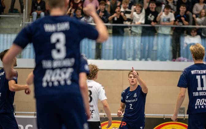 Volleyball, Season 2024 2025, 2 Bundesliga Nord, 19 10 2024, 4 Matchday, Men, TuB Bocholt blue vs Kieler TV red v l Ben Stoverink TuB Bocholt , Noah van Dam Libero TuB Bocholt , Tom Luca Schluse Libero TuB Bocholt , Luis Kubo TuB Bocholt , Thomas Wittkowski TuB Bocholt , Bocholt Sporthalle West Nordrhein Westfalen Germany 241019_vb_tub-bocholt_kieler-tv_33913