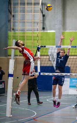 Volleyball, Season 2024 2025, 2 Bundesliga Nord, 19 10 2024, Matchday 4, Men, TuB Bocholt blue vs Kieler TV red v l Junio Cesar Tavares Maciel Kieler TV , Noah van Dam Libero TuB Bocholt , Bocholt Sporthalle West Nordrhein Westfalen Germany 241019_vb_tub-bocholt_kieler-tv_33929
