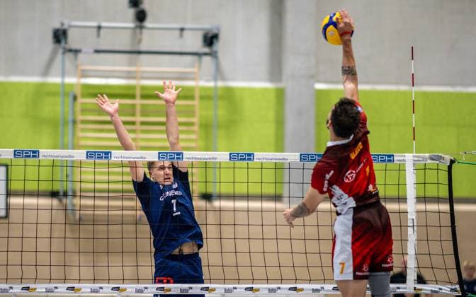 Volleyball, Season 2024 2025, 2 Bundesliga Nord, 19 10 2024, Matchday 4, Men, TuB Bocholt blue vs Kieler TV red v l Luis Kubo TuB Bocholt , Olavo Soares Veiga Quadros Kieler TV , Bocholt Sporthalle West Nordrhein Westfalen Germany 241019_vb_tub-bocholt_kieler-tv_33932