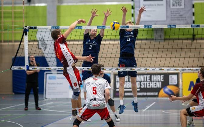 Volleyball, Season 2024 2025, 2 Bundesliga Nord, 19 10 2024, 4 Matchday, Men, TuB Bocholt blue vs Kieler TV red v l Peter Klaua Kieler TV , Noah van Dam Libero TuB Bocholt , Pelle Jorek Tepp Libero Kieler TV , Thomas Wittkowski TuB Bocholt , Bocholt Sporthalle West Nordrhein Westfalen Germany 241019_vb_tub-bocholt_kieler-tv_33935