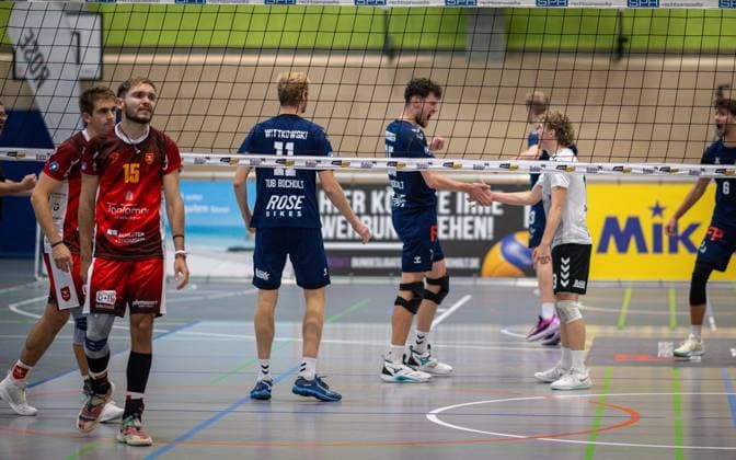 Volleyball, Season 2024 2025, 2 Bundesliga Nord, 19 10 2024, 4 Matchday, Men, TuB Bocholt blue vs Kieler TV red v l Peter Klaua Kieler TV , Joao Vitor Meirelles Thomaz Kieler TV Thomas Wittkowski TuB Bocholt , Tobias Brendgen TuB Bocholt , Tom Luca Schluse Libero TuB Bocholt , Bocholt Sporthalle West Nordrhein Westfalen Germany 241019_vb_tub-bocholt_kieler-tv_33936