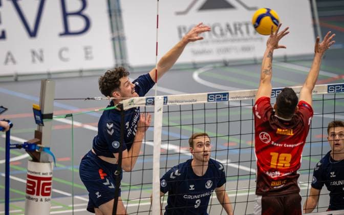 Volleyball, Season 2024 2025, 2 Bundesliga Nord, 19 10 2024, 4 Matchday, Men, TuB Bocholt blue vs Kieler TV red v l Tobias Brendgen TuB Bocholt , Noah van Dam Libero TuB Bocholt , Junio Cesar Tavares Maciel Kieler TV , Luis Kubo TuB Bocholt , Bocholt Sporthalle West Nordrhein Westfalen Germany 241019_vb_tub-bocholt_kieler-tv_33940