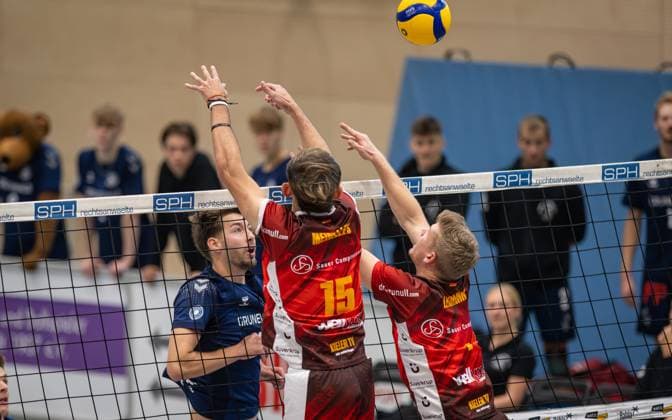 Volleyball, Season 2024 2025, 2 Bundesliga Nord, 19 10 2024, Matchday 4, Men, TuB Bocholt blue vs Kieler TV red v l Ben Stoverink TuB Bocholt , Joao Vitor Meirelles Thomaz Kieler TV , Mattis Lehmann Kieler TV , Bocholt Sporthalle West Nordrhein Westfalen Germany 241019_vb_tub-bocholt_kieler-tv_33942
