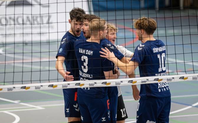 Volleyball, Season 2024 2025, 2 Bundesliga Nord, 19 10 2024, 4 Matchday, Men, TuB Bocholt blue vs Kieler TV red v l Tobias Brendgen TuB Bocholt , Ben Stoverink TuB Bocholt , Noah van Dam Libero TuB Bocholt , Tom Luca Schluse Libero TuB Bocholt , Tom Doerpinghaus TuB Bocholt , Bocholt Sporthalle West Nordrhein Westfalen Germany 241019_vb_tub-bocholt_kieler-tv_33944
