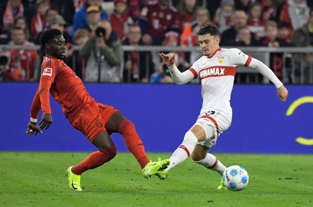 19 10 2024, xemx, Fussball 1 Bundesliga, FC Bayern Muenchen VfB Stuttgart emspor, v l Alphonso Davies FC Bayern Muenchen , Fabian Rieder VfB Stuttgart Zweikampf, Aktion, action, battle for the ball DFL DFB REGULATIONS PROHIBIT ANY USE OF PHOTOGRAPHS as IMAGE SEQUENCES and or QUASI VIDEO Muenchen