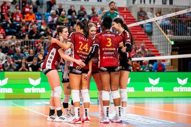 19 10 2024, Volleyball, Women, Volleyball Bundesliga, Season 2024 2025, SC Potsdam VfB Suhl LOTTO Thüringen In the picture v l women of SC Potsdam joy,happy,laughing Potsdam MBS Arena Potsdam Brandenburg Germany