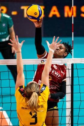 19 10 2024, Volleyball, Women, Volleyball Bundesliga, Season 2024 2025, SC Potsdam VfB Suhl LOTTO Thüringen In the picture from l Eva Pogacar VfB Suhl LOTTO Thüringen ,Danielle Harbin SC Potsdam Potsdam Potsdam MBS Arena Potsdam Brandenburg Germany