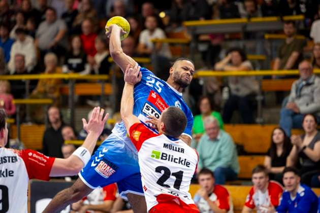 Patrik Längst Nr 25, VfL Luebeck Schwartau vs Jerome Mueller Nr 21, HBW Balingen Weilstetten VfL Luebeck Schwartau vs HBW Balingen Weilstetten, Handball, 2 Bundesliga, 19 10 24 Luebeck Schleswig Holstein Germany Copyright: xAgentur54Gradx xFelixxKoenigx