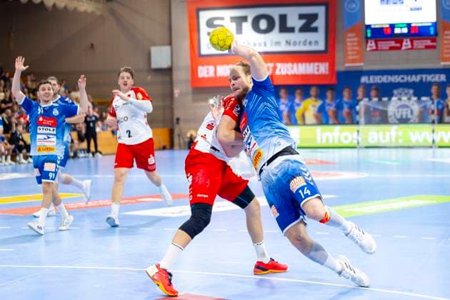Paul Skorupa Nr 14, VfL Luebeck Schwartau vs Elias Huber Nr 7, HBW Balingen Weilstetten VfL Luebeck Schwartau vs HBW Balingen Weilstetten, Handball, 2 Bundesliga, 19 10 24 Luebeck Schleswig Holstein Germany Copyright: xAgentur54Gradx xFelixxKoenigx