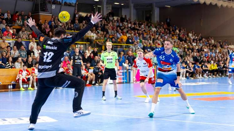 Jan Eric Speckmann No. 45, VfL Luebeck Schwartau attempting a seven-meter penalty against Benedek Nagy No. 12, HBW Balingen Weilstetten VfL Luebeck Schwartau vs HBW Balingen Weilstetten, Handball, 2 Bundesliga, 19 10 24 Luebeck Schleswig Holstein Germany Copyright: xAgentur54Gradx xFelixxKoenigx