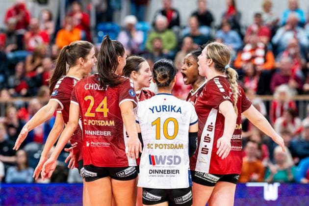 19 10 2024, Volleyball, Women, Volleyball Bundesliga, Season 2024 2025, SC Potsdam VfB Suhl LOTTO Thüringen In the picture from l SC Potsdam players cheering Potsdam MBS Arena Potsdam Brandenburg Germany