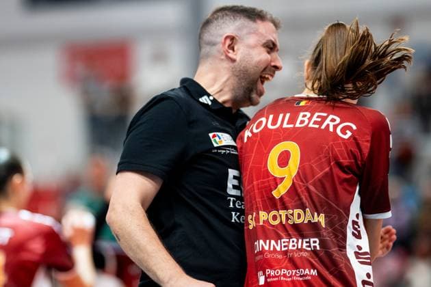 19 10 2024, Volleyball, Women, Volleyball Bundesliga, Season 2024 2025, SC Potsdam VfB Suhl LOTTO Thüringen In the picture from l Coach Riccardo Boieri SC Potsdam ,Anna Koulberg SC Potsdam Potsdam MBS Arena Potsdam Brandenburg Germany