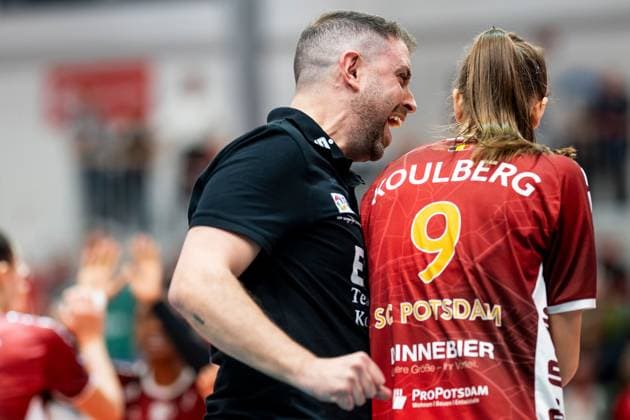 19 10 2024, Volleyball, Women, Volleyball Bundesliga, Season 2024 2025, SC Potsdam VfB Suhl LOTTO Thüringen In the picture from l Coach Riccardo Boieri SC Potsdam ,Anna Koulberg SC Potsdam Potsdam MBS Arena Potsdam Brandenburg Germany