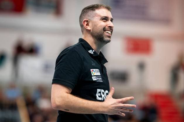 19 10 2024, Volleyball, Women, Volleyball Bundesliga, Season 2024 2025, SC Potsdam VfB Suhl LOTTO Thüringen In the picture from l Coach Riccardo Boieri SC Potsdam Potsdam MBS Arena Potsdam Brandenburg Germany